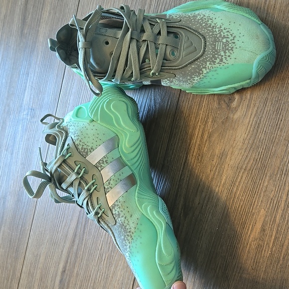 Adidas Trae Young Kids Size 5 - Picture 2 of 6